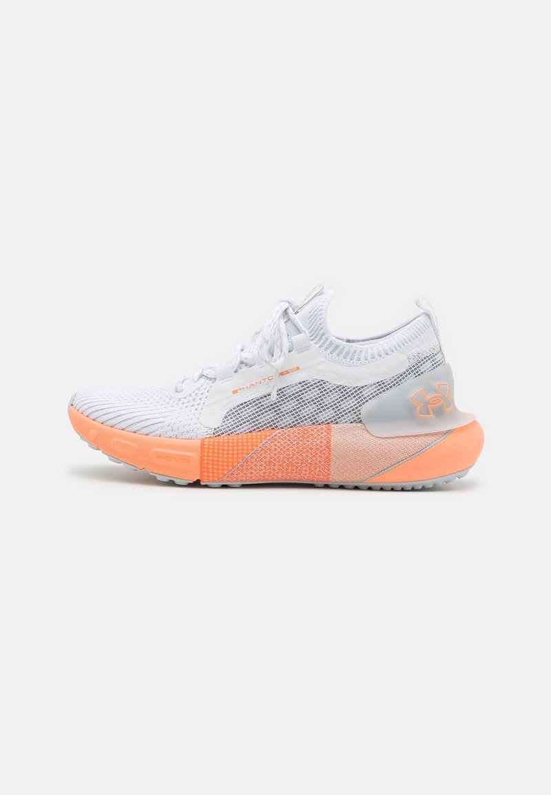 Baskets de sport blanches et orange avec dessus en maille, semelle amortie, lacets et logo Under Armour sur le côté du talon, présentées de profil sur fond blanc.