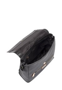 Zwart leren handtas met een gladde textuur, open bovenkant en gouden hardware. Beschikt over een ritssluiting aan de voorkant en een gestreepte voering van stof.