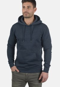 Navyblauer Hoodie aus weichem Stoff mit Kapuze und Kordelzug, vorderer Kängurutasche und gerippten Bündchen.