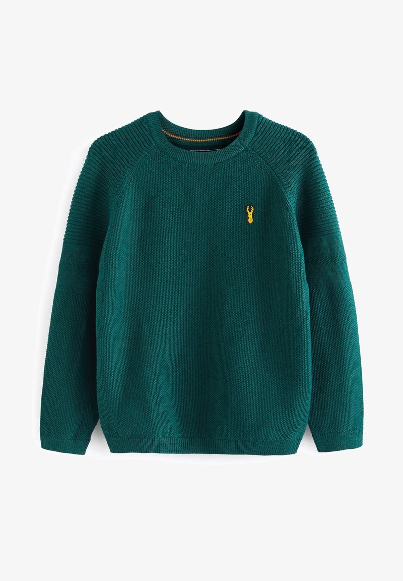 Pull en maille bleu sarcelle avec épaules et poignets côtelés, avec un petit emblème de cerf jaune sur la poitrine gauche.