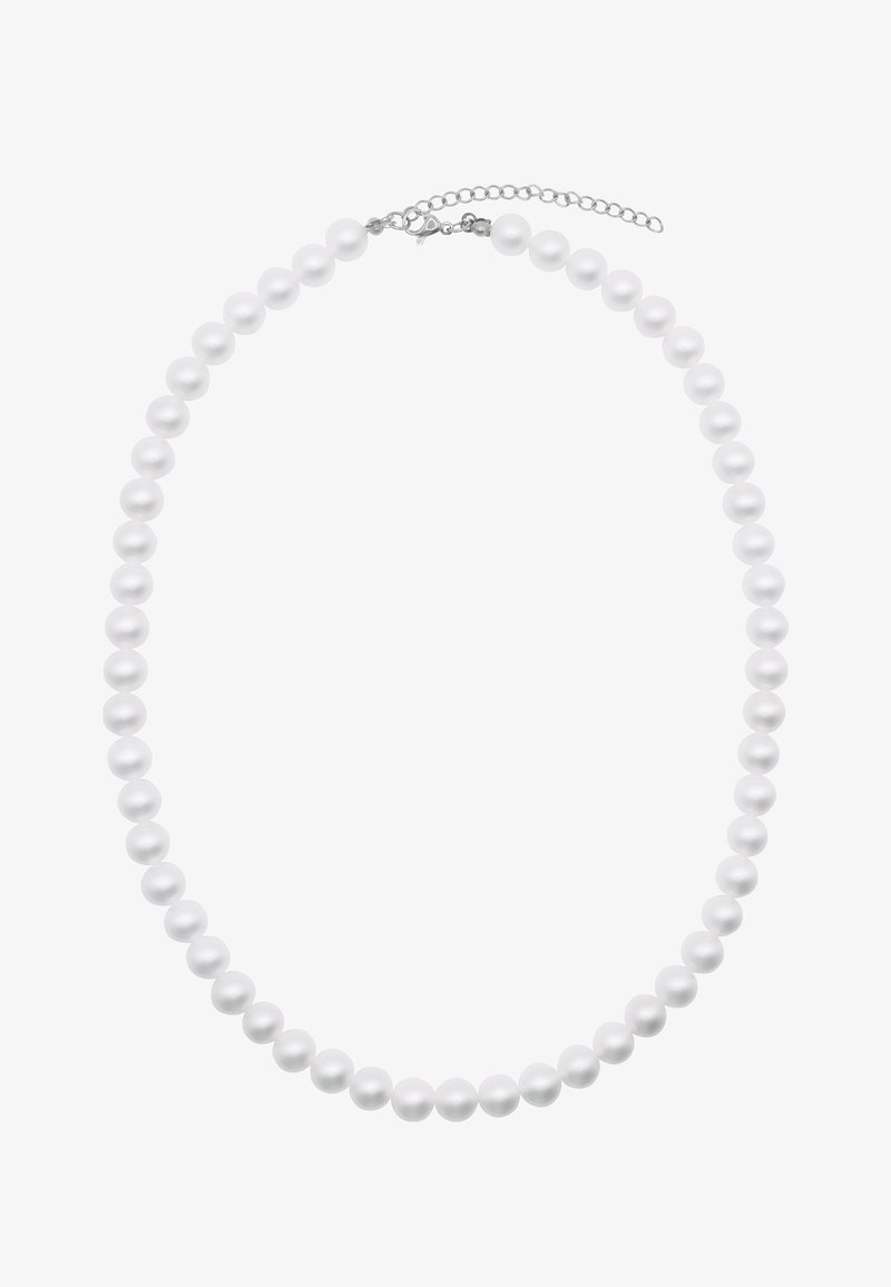 Collier de perles blanches rondes avec chaîne en argent et fermoir en forme de homard sur fond blanc.