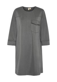 Sivý oversized šaty vyrobené z jemného materiálu, s trojštvrťovými rukávmi a vreckom na hrudi, okrúhlym výstrihom a rovnými lemami.