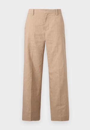 Pantalon beige à jambes droites avec de fines rayures verticales, passants pour ceinture et fermeture éclair à l'avant, sur un fond uni.