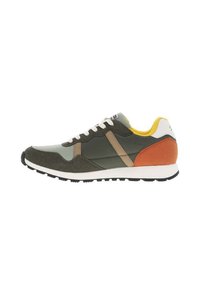 Zapatillas de hombre con paneles en verde, gris y naranja, materiales de textil y ante, diseño de cordones y suela de goma blanca.