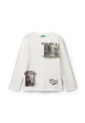 Witte lange mouwen shirt met natuurfoto's en teksten: "Onderweg naar," "Zandpad," en "Nieuwe avonturen wachten."
