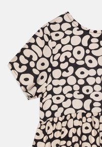 Kortermet kjole med svart base og beige abstrakt mønster, myk tekstur og samlet midje for en flytende silhuett.
