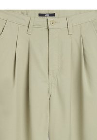 Pantaloni plisè verde chiaro con chiusura a bottone, passanti per la cintura e tasche laterali. Tessuto liscio con taglio dritto e dettagli di cucitura minimi.