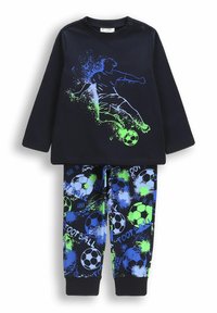 Dziecięcy zestaw z długim rękawem w kolorze granatowym, z grafiką piłkarza na górze i wielokolorowymi wzorami piłek nożnych na spodniach.