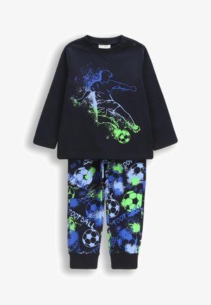 Dziecięcy zestaw z długim rękawem w kolorze granatowym, z grafiką piłkarza na górze i wielokolorowymi wzorami piłek nożnych na spodniach.