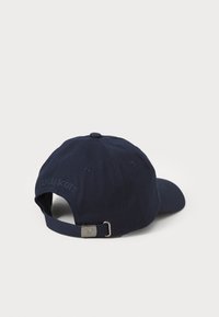 Marineblå baseballcaps i bomull med justerbart bånd, Lyle & Scott-logo på baksiden og rund form.