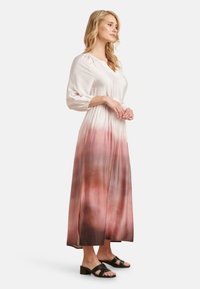 Lange, gradient jurk met zachte tinten roze en bruin, met een satijnen afwerking, driekwart mouwen en een ontspannen pasvorm.
