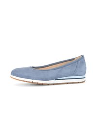 Ballerines en suede bleu avec un bout arrondi, un bord élastiqué et une semelle rayée blanche et bleue. Texture lisse et design à petit talon.