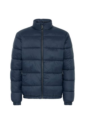 Marineblauwe pufferjack met een hoge kraag, ritssluiting over de volle lengte en diagonale naden. Voorzien van elastische manchetten en een aansluitende zoom.