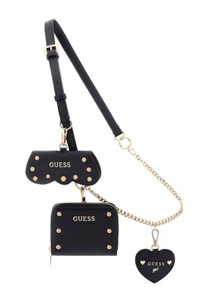Ensemble d'accessoires noir de la marque Guess avec sangle réglable, clous dorés, portefeuille zippé, pochette festonnée et breloque en forme de cœur avec chaîne.