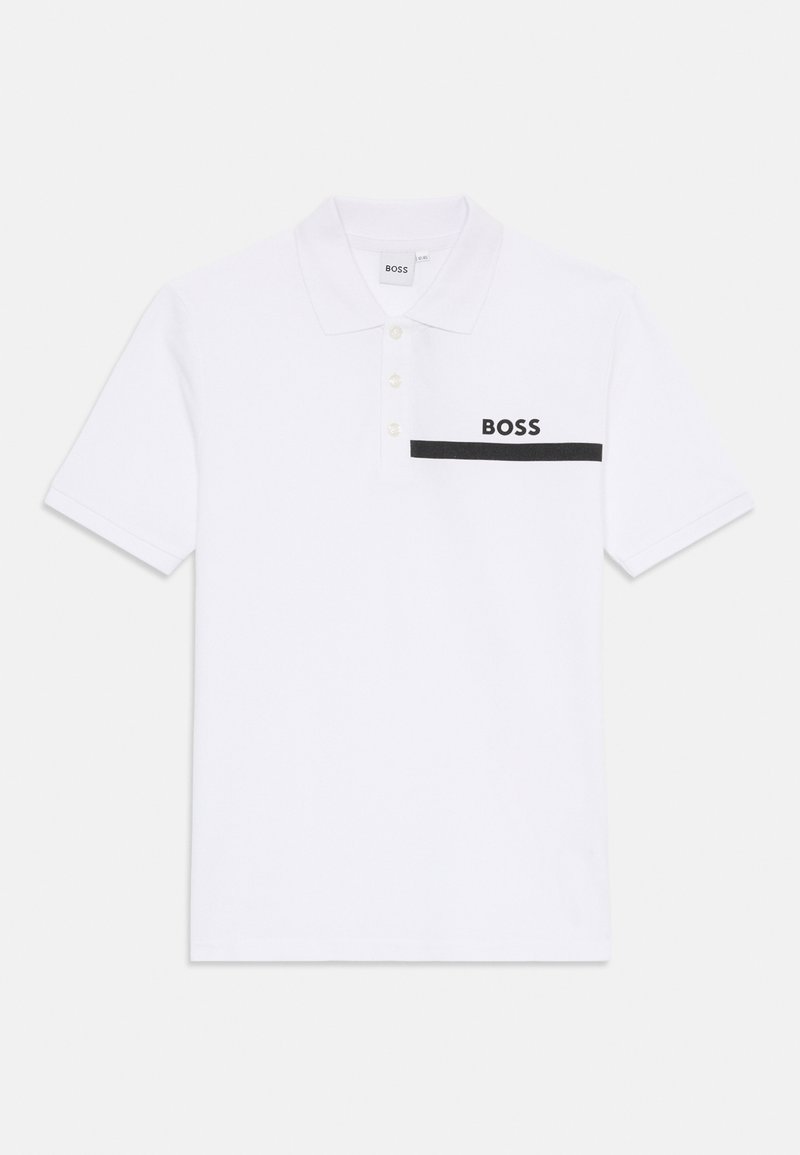 Weißes Poloshirt aus Baumwolle mit kurzen Ärmeln, Kragen, drei Knöpfen und schwarzem "BOSS"-Logo entlang eines horizontalen Streifens auf der Brust.