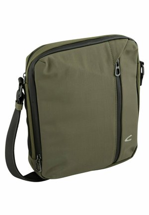 Olivgrüne Umhängetasche mit einer glatten Textur, ausgestattet mit einer frontalen Reißverschlusstasche und einem verstellbaren schwarzen Tragegurt. Seitliches Logoakzent-Detail.