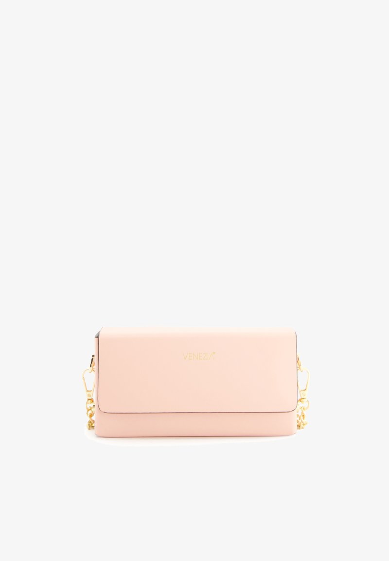 Rosa Leder-Clutch mit einer goldenen Kettenschultertasche, glatter Textur, rechteckiger Form und schwarzem Rand. Mit dem Logo "VENEZIA" auf der Vorderseite.