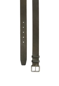Olijfgroene leren riem met vijf perforaties voor aanpassing, een zilveren metalen gesp en een dubbele lusaccent nabij de gesp voor extra detail.