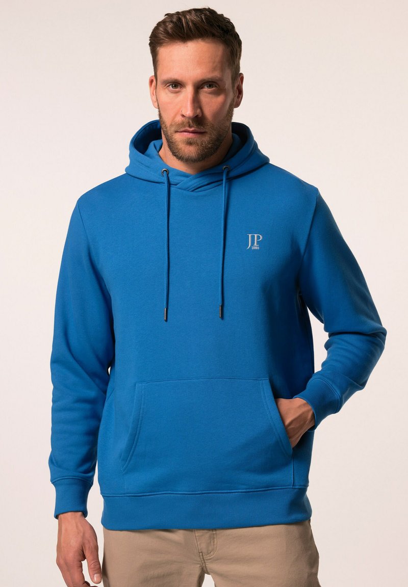 Felpa blu con cappuccio, cordini, tasca frontale e polsini a costine. Presenta un piccolo logo sul petto. Materiale in misto cotone.