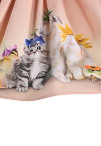 Puuvillakangas, jossa on kissanpentu, pupu, tipu ja sammakko, koristeltuna kukilla. Vaaleanpunainen tausta, sileä pinta.