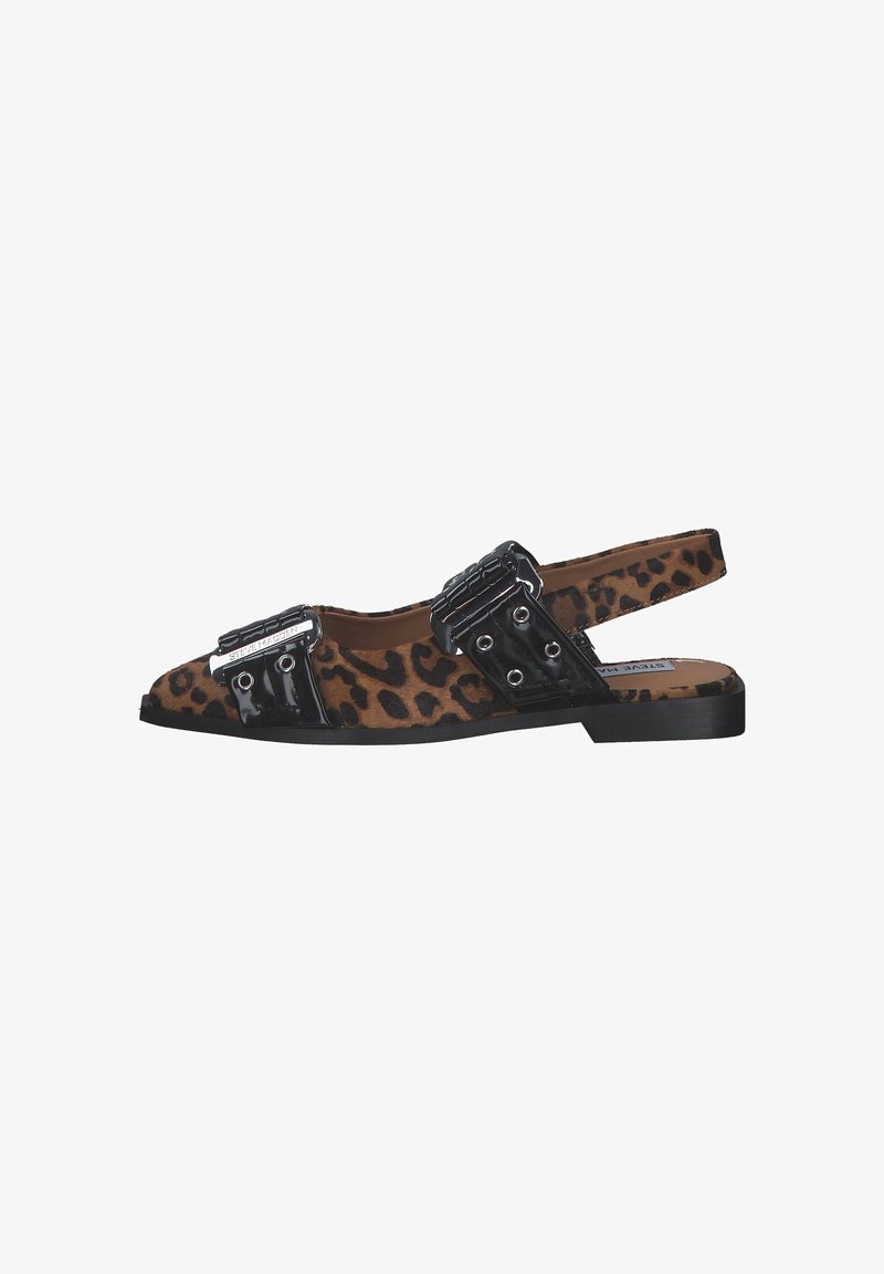 Chaussure slingback plate à bout pointu imprimé léopard avec des brides à boucle en cuir verni noir sur l’orteil et le médio-pied.