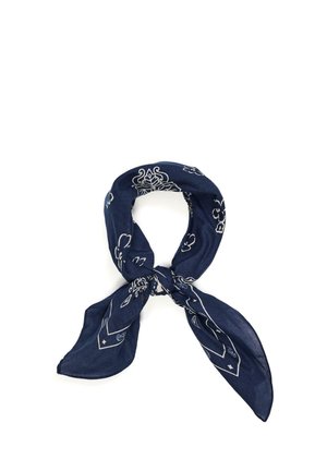 Tengerészkék kendő fehér virág- és geometriai mintákkal, laza csomóval megkötve, fehér háttéren.