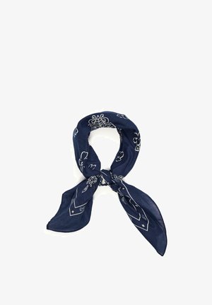 Granatowa bandana z białymi kwiatowymi i geometrycznymi wzorami, zawiązana na luźny supeł na białym tle.