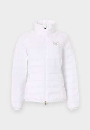 Jachetă albă, căptușită, cu guler înalt, fermoar frontal, buzunare laterale și un mic logo EA7 Emporio Armani pe pieptul stâng.