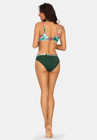 Dwuczęściowy bikini z topem w kwiatowy wzór z regulowanymi ramiączkami oraz jednolitym, zielonym dołem. Gładki materiał o dopasowanym kroju.