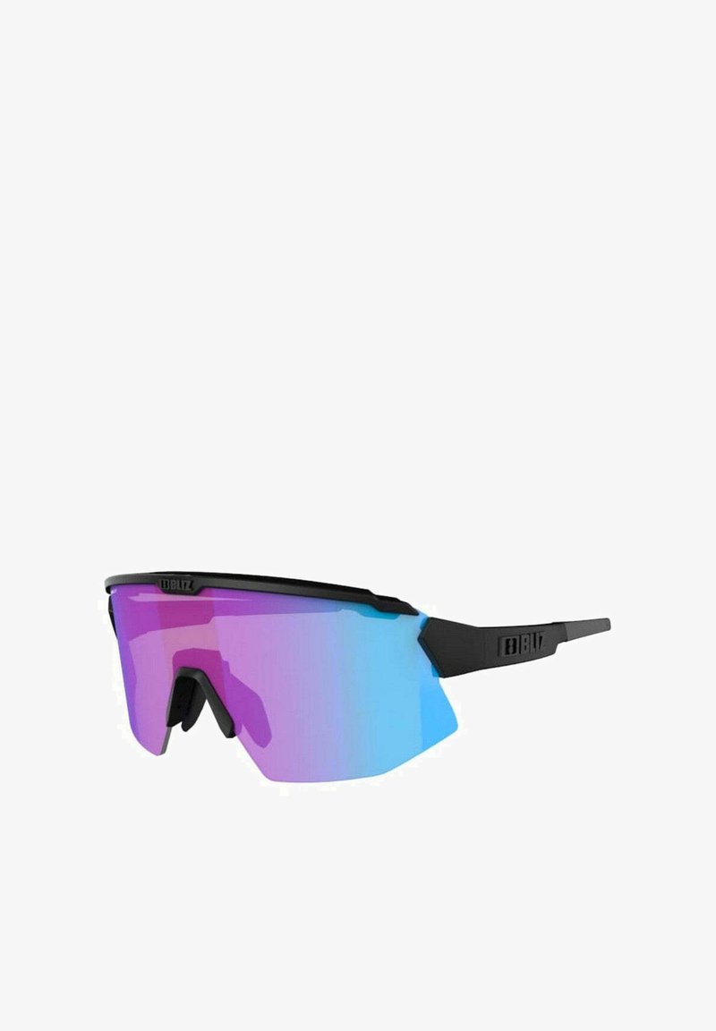 Gafas de sol deportivas con lentes en degradado de azul a rosa, montura negra, diseño angular y almohadillas de goma en la nariz para un mejor agarre.