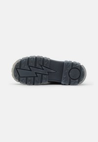 Buffalo ASPHA - Botas de tornozelo com plataforma - black/transparent