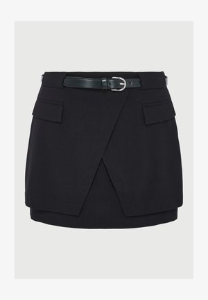 Schwarzer Wickelrock mit tailliertem Design, ausgestattet mit einem Taillengürtel und zwei Fronttaschen. Glatte Textur und klare Linien mit einem eleganten Finish.