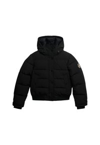 Chaqueta acolchada negra con capucha, que cuenta con un cierre de cremallera y botón, dos bolsillos frontales y un parche de logo en la manga izquierda.