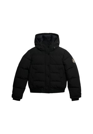 Giacca nera imbottita con cappuccio, dotata di chiusura con zip e bottoni, due tasche frontali e una patch del logo sulla manica sinistra.