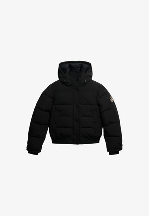 Zwarte gewatteerde jas met een capuchon, voorzien van een ritssluiting en knopen, twee voorzakken en een logo patch op de linkermouw.