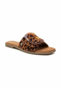 Infradito con stampa leopardata, caratterizzati da una tomaia in suede marrone, una fibbia trasparente di grandi dimensioni e un plantare imbottito su una suola piatta.