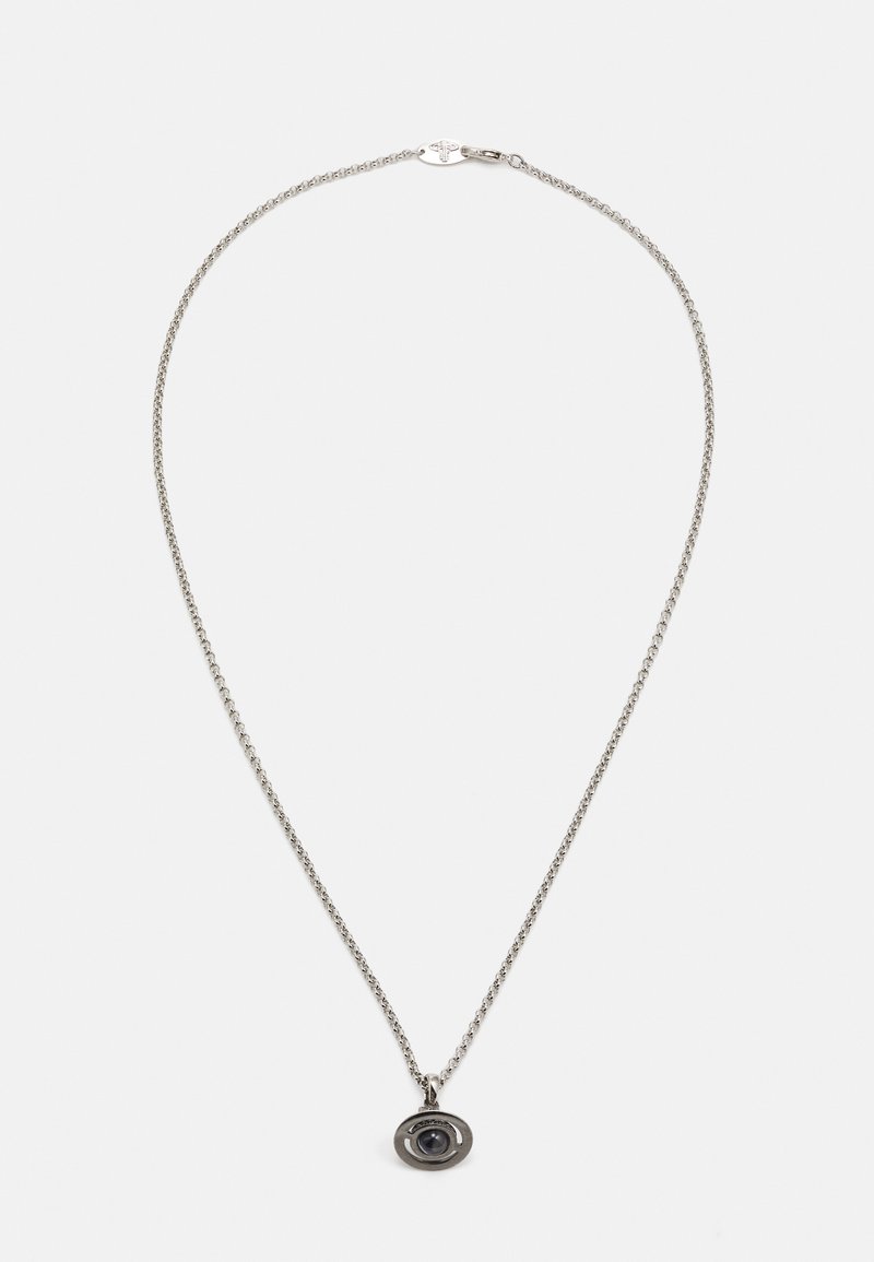 Stříbrný řetízek s kulatým přívěskem se středovým designem oka. Hladký povrch s lesklým dokončením. Zavírání na karabinku.