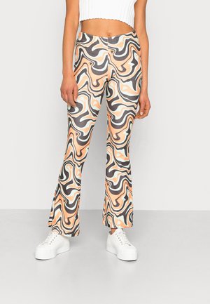 Leggings com corte flare apresentando um padrão abstrato de espirais nas cores pêssego, preto e menta; confeccionados em um material elástico para conforto.