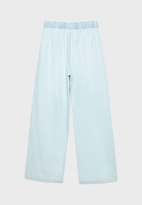 Pantalon large bleu clair avec ceinture élastique, devant plat et sans poches visibles, présenté sur fond uni.