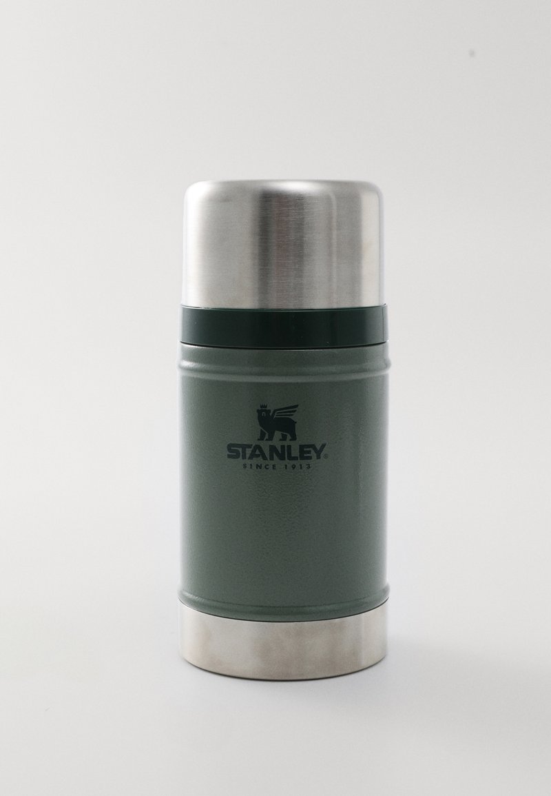 Grønn rustfritt stål termos med børstet sølv lokk, med en logo med en bjørn. Overflaten har en teksturert finish for bedre grep.