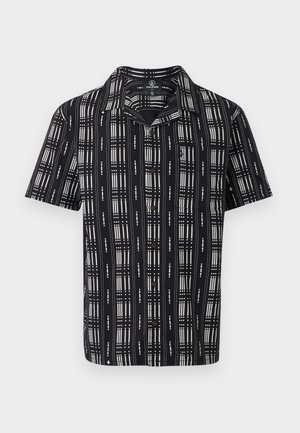 Zwart overhemd met korte mouwen en knopen, met wit verticaal en horizontaal gestreept roosterpatroon en een kraag.