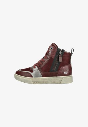 Burgunder højtop sneaker med grå suede detaljer, struktureret læderpanel, fremtrædende branding og en struktureret gummisåler med kontrasterende detaljer.