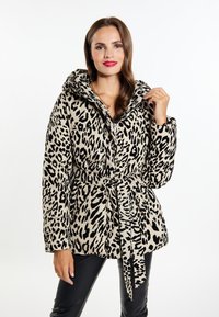Jachetă puffer cu imprimeu leopard, cu glugă, talie cu curea și două buzunare frontale; are o bază bej cu pete negre. Material texturat.