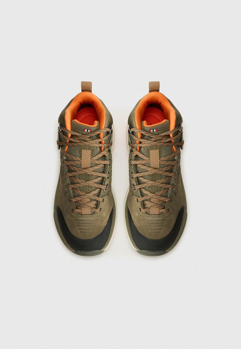 Oliwkowe buty trekkingowe z pomarańczową wyściółką, z misternym sznurowaniem i teksturowanymi powierzchniami, uporządkowane symetrycznie na jasnym tle.