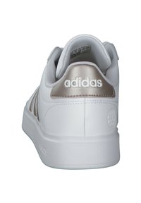Witte Adidas sneaker met een gestructureerde leren bovenkant, metalen accent bij de hak en een gevoerde kraag. Bevat opvallende 'adidas' branding.