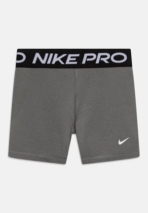 Pilkos sportinės šortai su juodu elastingu liemeniu, kuriame baltu rašalu su užrašu "NIKE PRO". Apačioje ant kojos yra mažas baltas Nike logotipo ženklelis.
