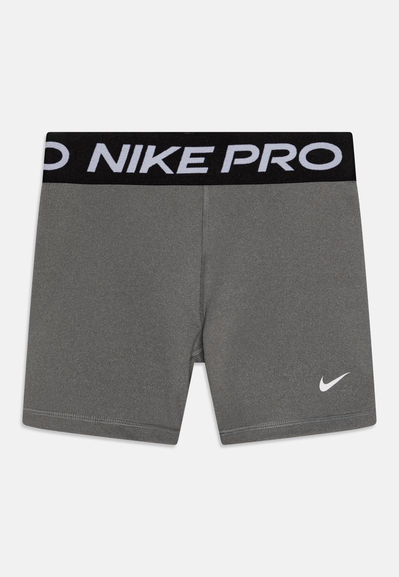 Szürke sportnadrág fekete elasztikus derékpánttal, rajta fehér betűkkel "NIKE PRO" felirattal. A nadrág alsó részén egy kis fehér Nike logó található.