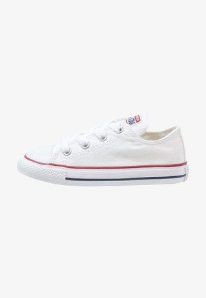 Sneakers bianchi in tela con profilo basso, punta rotonda, dettagli a strisce rosse e navy sulla suola in gomma, e sei occhielli in metallo per i lacci.
