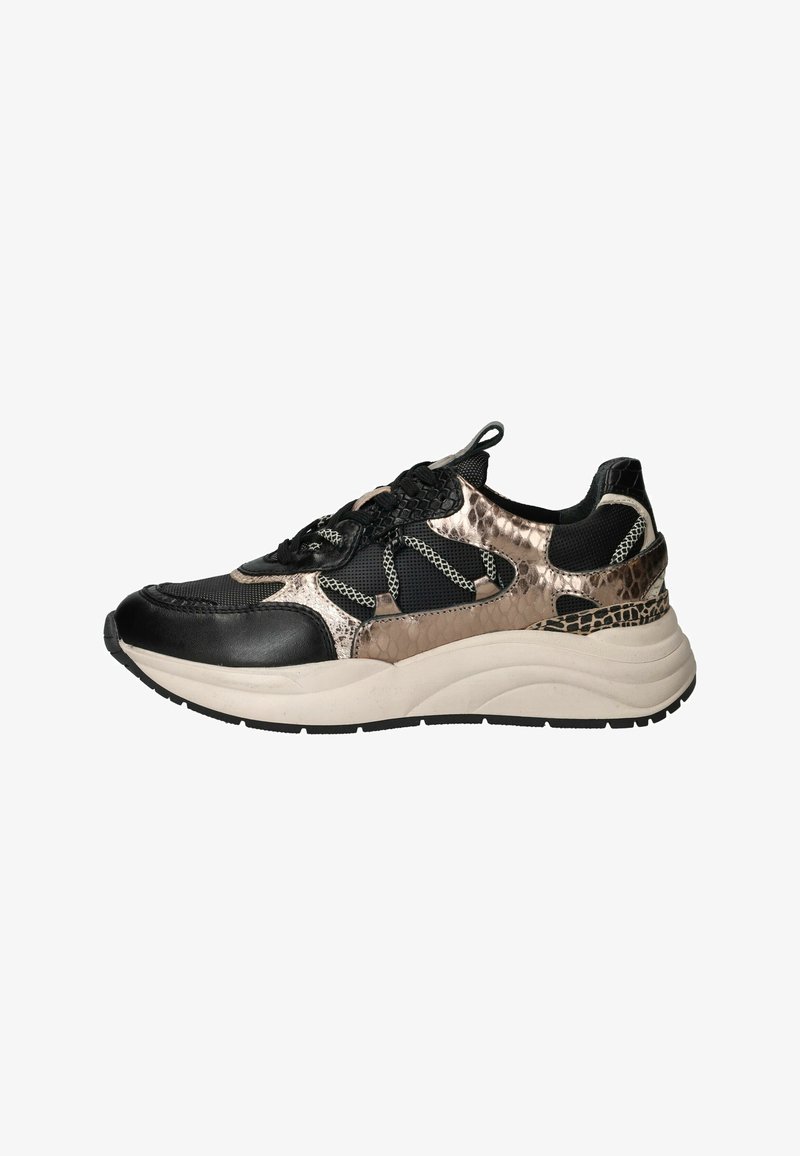 Baskets noires et beige avec des accents en imprimé animal, des panneaux en maille, une semelle blanche épaisse et un laçage à l'avant, vues de côté.