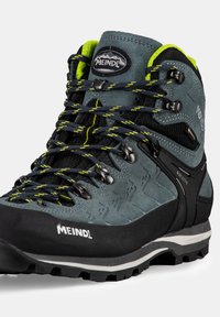 Herrenwanderstiefel in Grau und Schwarz mit gelben Akzenten, ausgestattet mit einem strukturierten Obermaterial, einer strapazierfähigen Sohle und Metall-Schnürhaken.